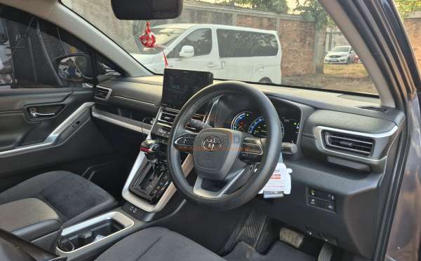 TOYOTA INNOVA ZENIX V