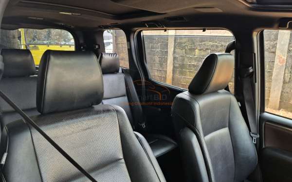 TOYOTA VOXY 2.0 AT