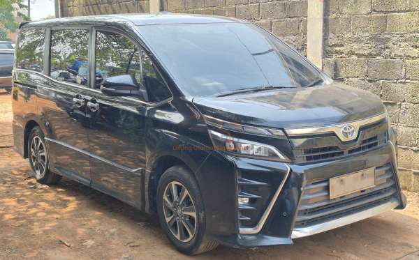 TOYOTA VOXY 2.0 AT