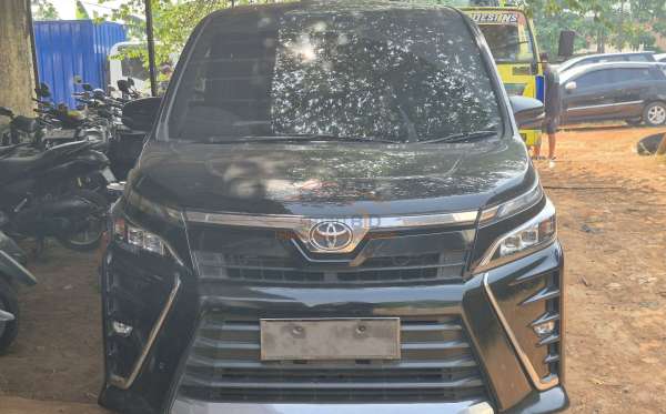 TOYOTA VOXY 2.0 AT