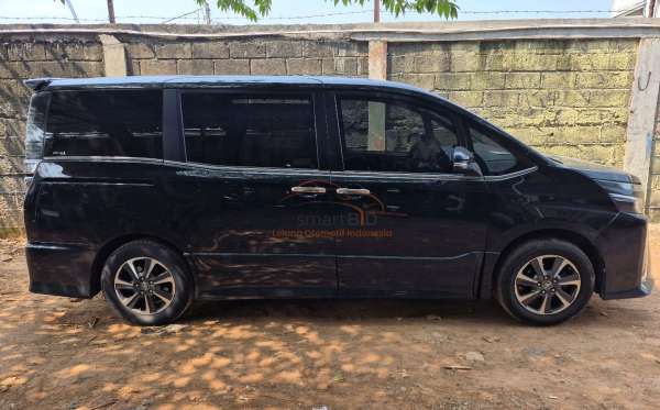 TOYOTA VOXY 2.0 AT