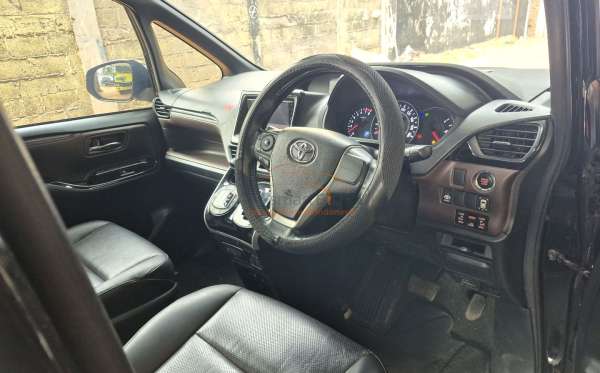 TOYOTA VOXY 2.0 AT