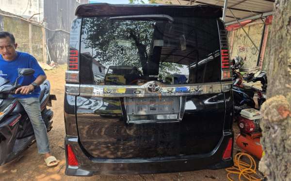TOYOTA VOXY 2.0 AT