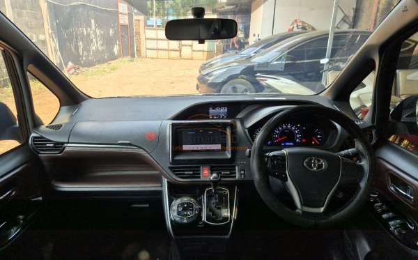 TOYOTA VOXY 2.0 AT