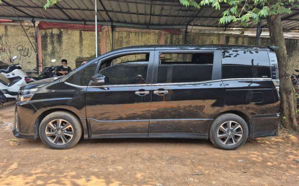 TOYOTA VOXY 2.0 AT