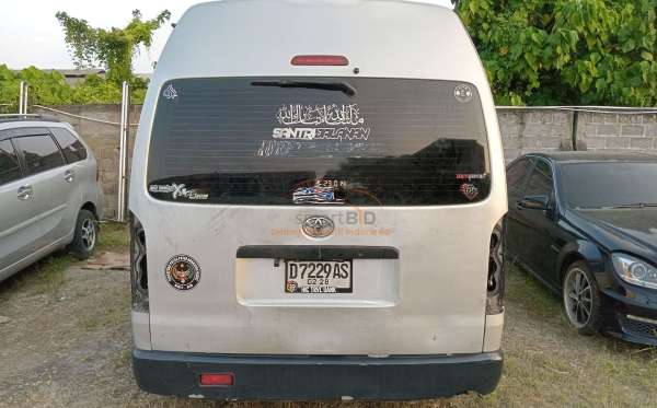 TOYOTA HI ACE COMMUTER