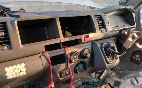 TOYOTA HI ACE COMMUTER