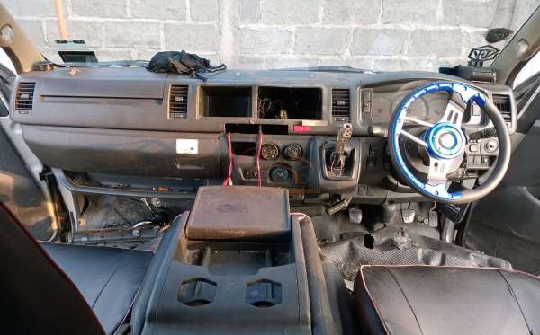 TOYOTA HI ACE COMMUTER