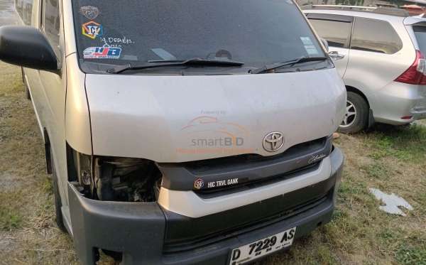 TOYOTA HI ACE COMMUTER