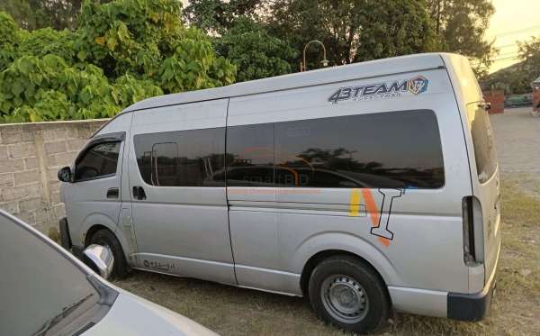 TOYOTA HI ACE COMMUTER