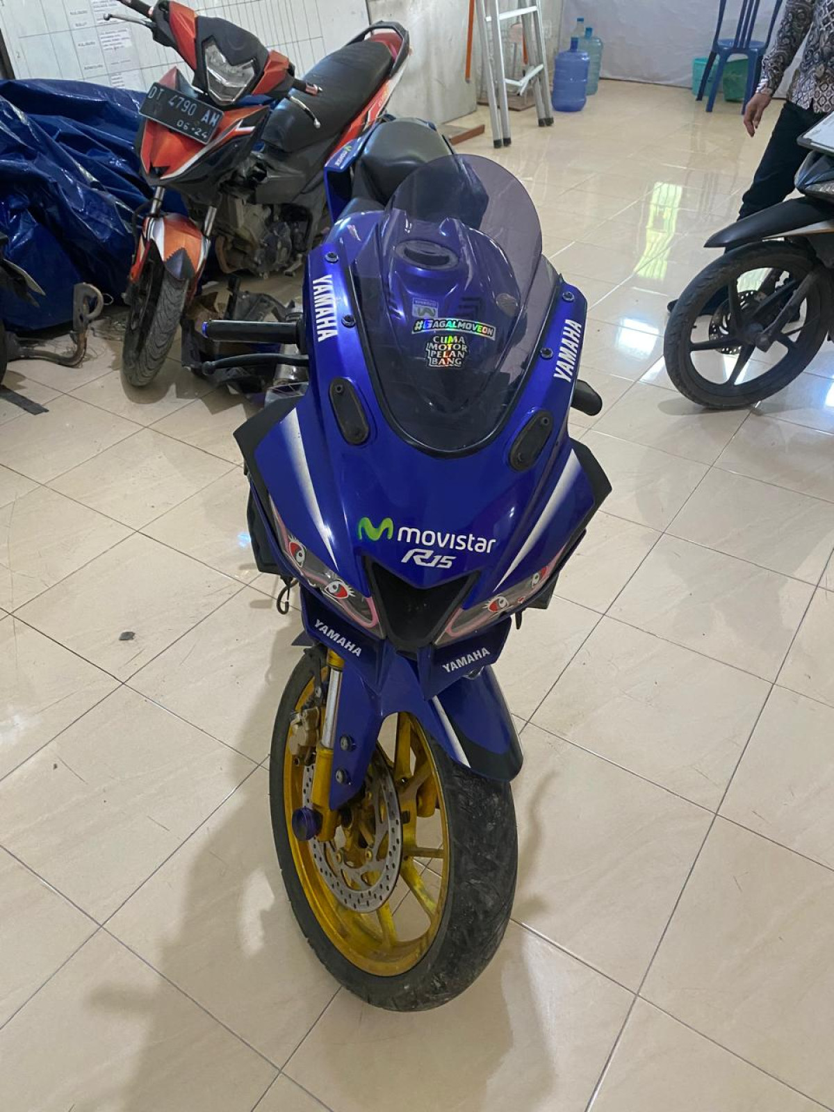 YAMAHA R15