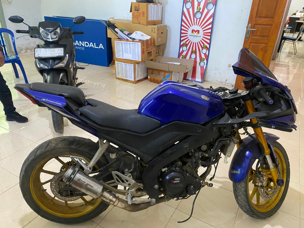 YAMAHA R15