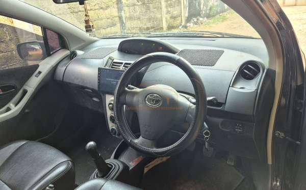 TOYOTA YARIS E
