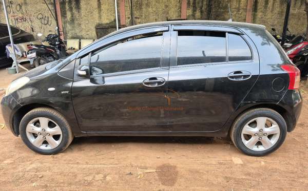 TOYOTA YARIS E