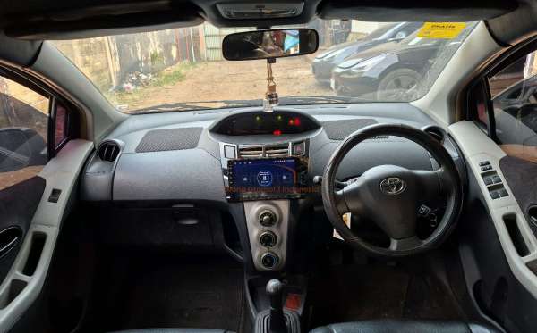 TOYOTA YARIS E