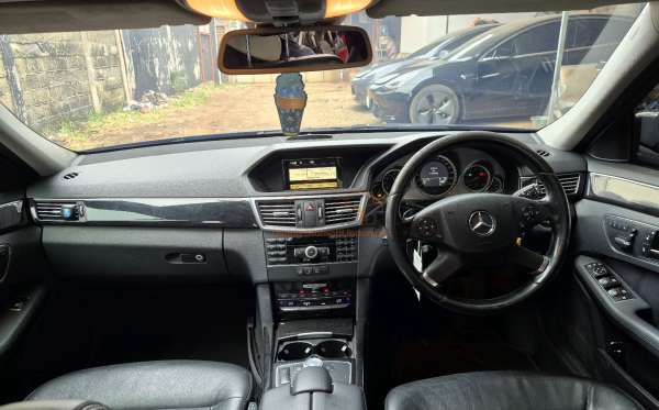 MERCEDES BENZ E 300