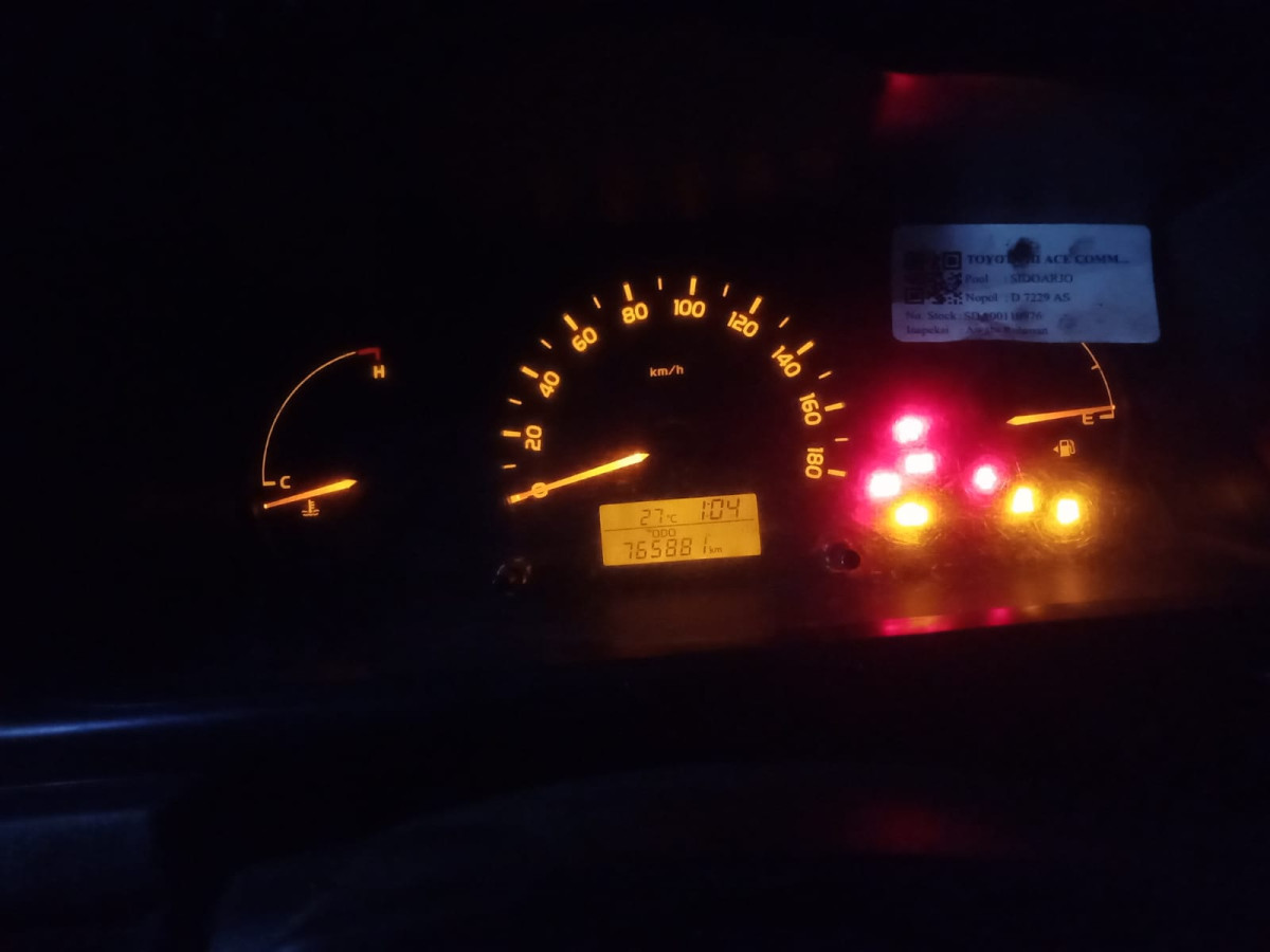 TOYOTA HI ACE COMMUTER