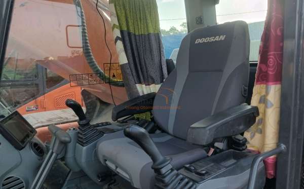 DEVELON  EXCAVATOR  DX 300 LCA