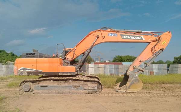 DEVELON  EXCAVATOR  DX 300 LCA