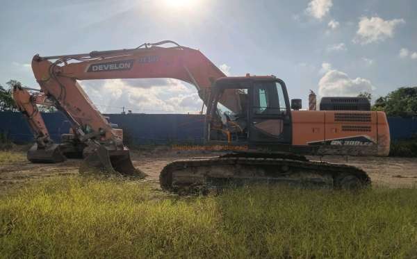 DEVELON  EXCAVATOR  DX 300 LCA
