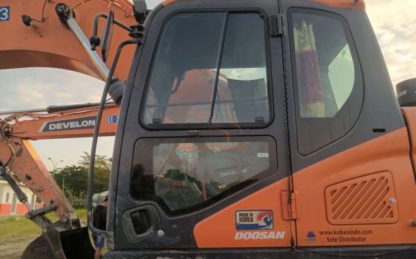 DEVELON  EXCAVATOR  DX 300 LCA