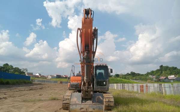 DEVELON  EXCAVATOR  DX 300 LCA