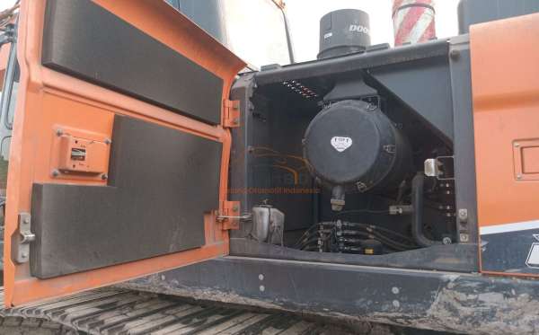 DEVELON  EXCAVATOR  DX 300 LCA