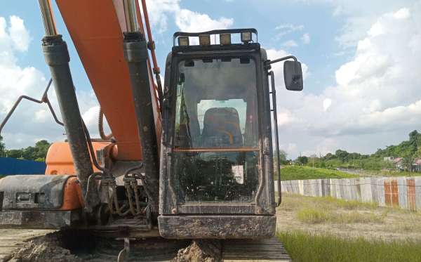 DEVELON  EXCAVATOR  DX 300 LCA