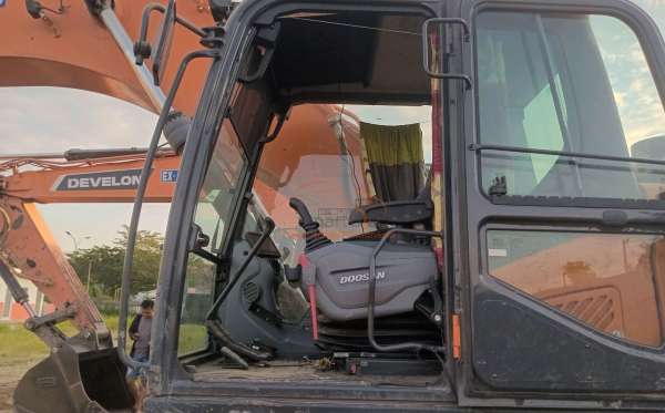 DEVELON  EXCAVATOR  DX 300 LCA