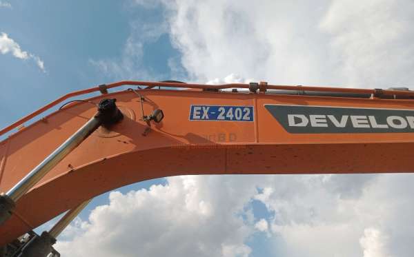 DEVELON  EXCAVATOR  DX 300 LCA