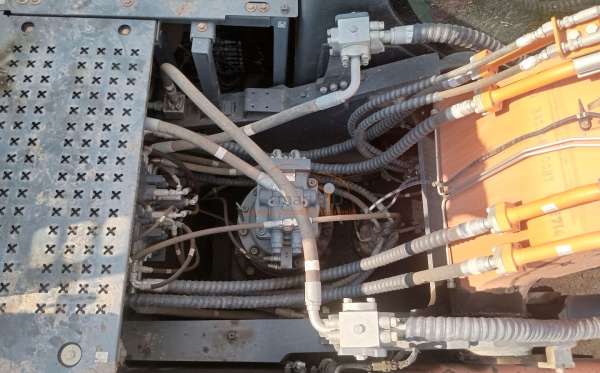 DEVELON  EXCAVATOR  DX 300 LCA