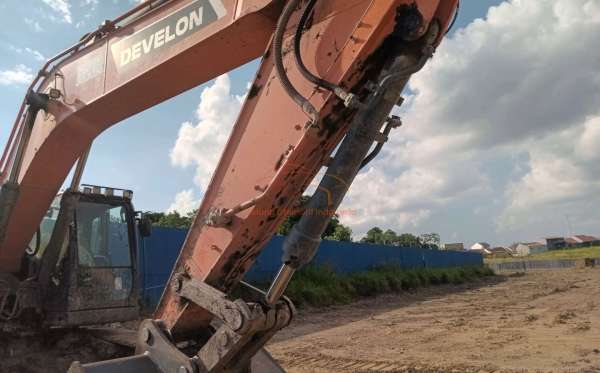 DEVELON  EXCAVATOR  DX 300 LCA
