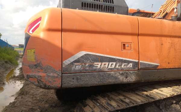 DEVELON  EXCAVATOR  DX 300 LCA