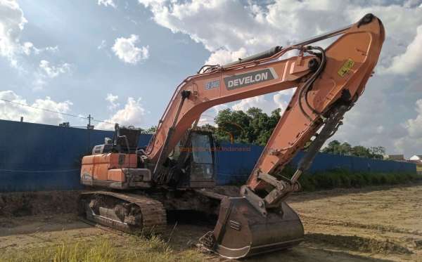 DEVELON  EXCAVATOR  DX 300 LCA