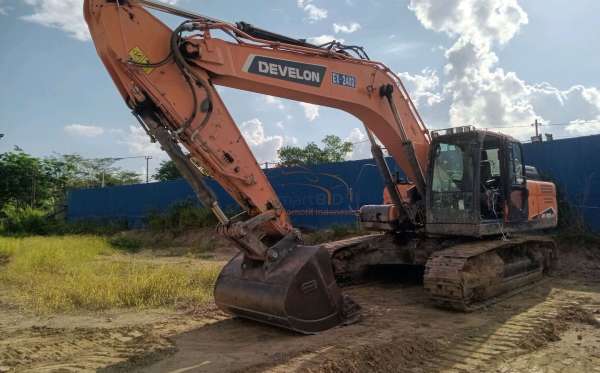 DEVELON  EXCAVATOR  DX 300 LCA