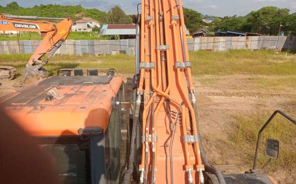 DEVELON  EXCAVATOR  DX 300 LCA
