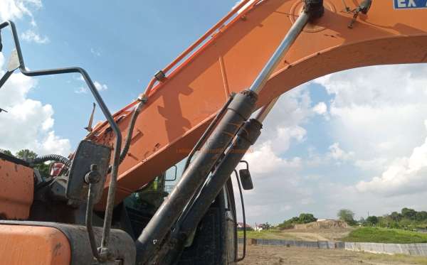 DEVELON  EXCAVATOR  DX 300 LCA