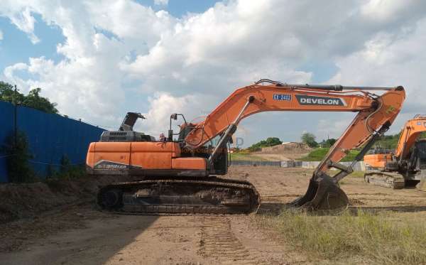 DEVELON  EXCAVATOR  DX 300 LCA