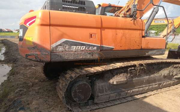 DEVELON  EXCAVATOR  DX 300 LCA