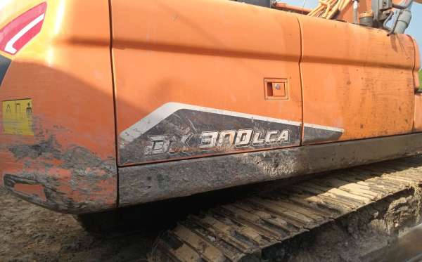 DEVELON  EXCAVATOR  DX 300 LCA