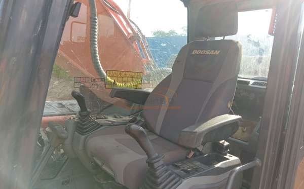 DEVELON  EXCAVATOR  DX 300 LCA