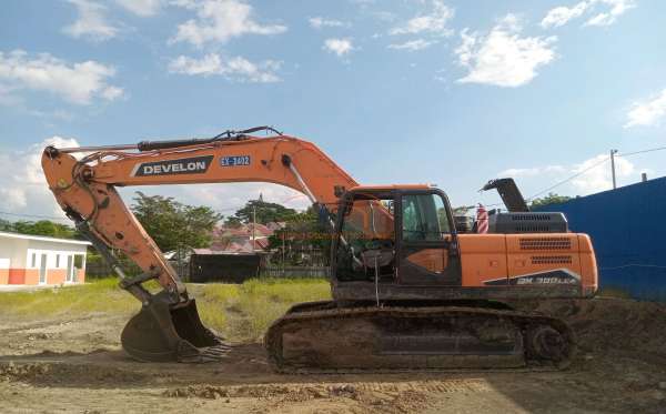 DEVELON  EXCAVATOR  DX 300 LCA