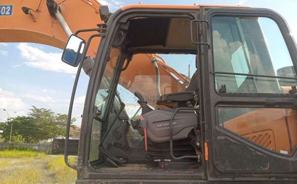 DEVELON  EXCAVATOR  DX 300 LCA