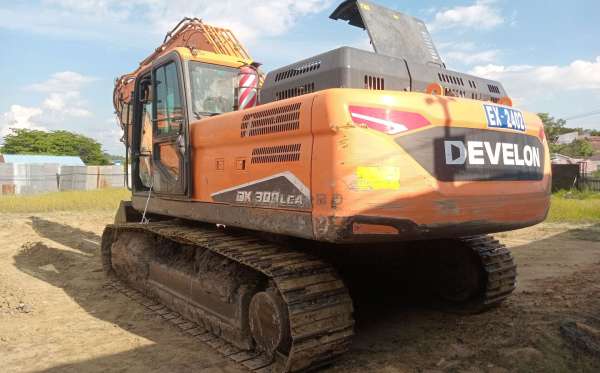 DEVELON  EXCAVATOR  DX 300 LCA