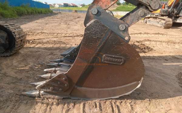 DEVELON  EXCAVATOR  DX 300 LCA