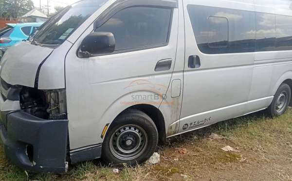 TOYOTA HI ACE COMMUTER