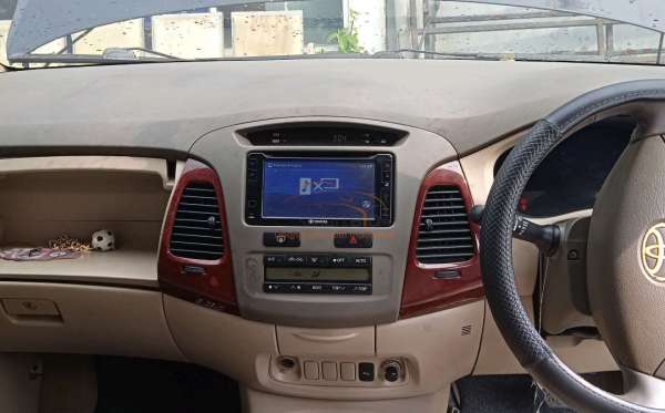 TOYOTA INNOVA V