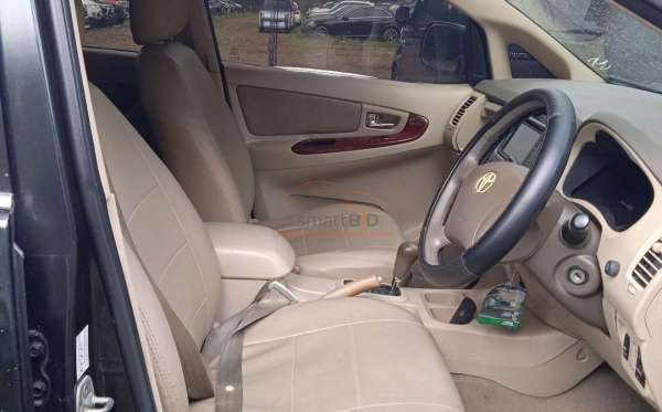 TOYOTA INNOVA V