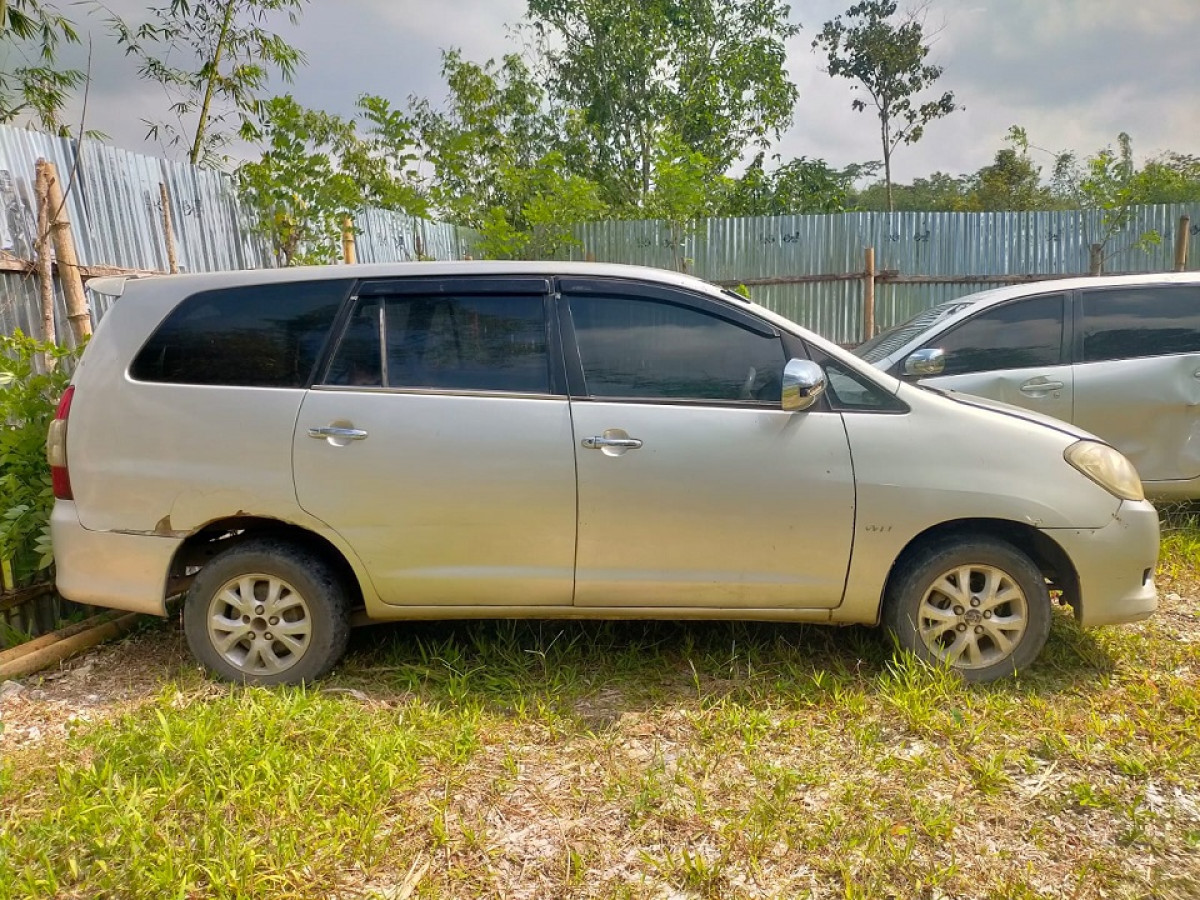 TOYOTA INNOVA E