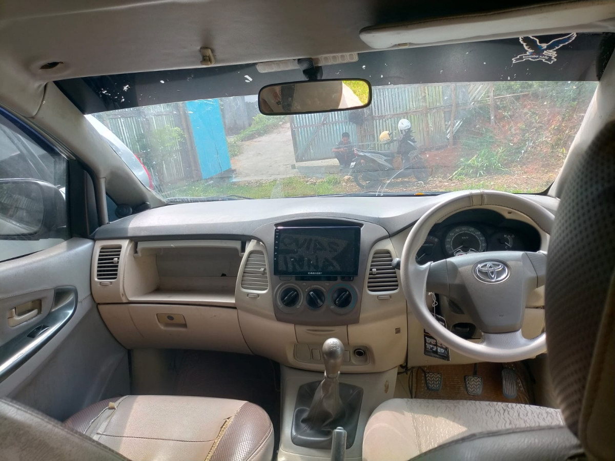 TOYOTA INNOVA E
